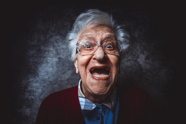 Foto porträt eines glücklichen mannes mit brille