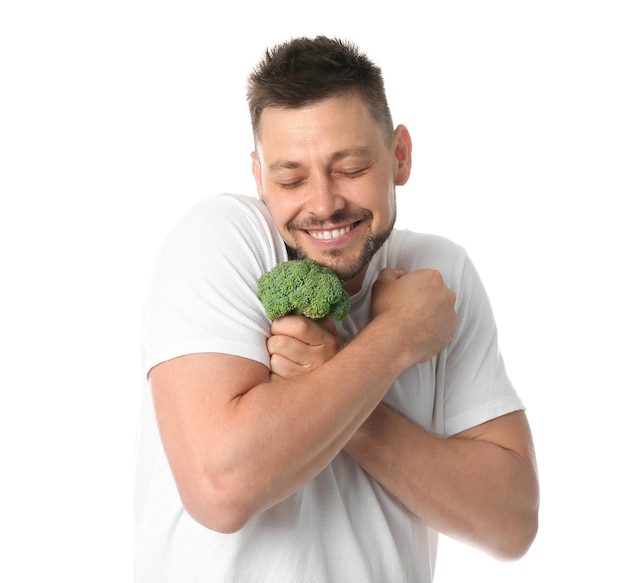 Porträt eines glücklichen Mannes mit Brokkoli auf weißem Hintergrund