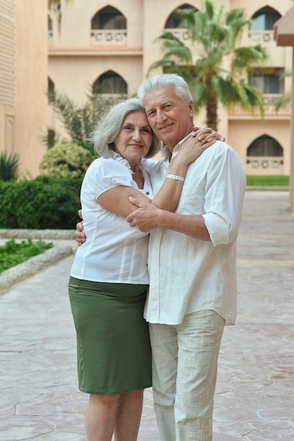 Porträt eines glücklichen Seniorenpaares im tropischen Hotelresort