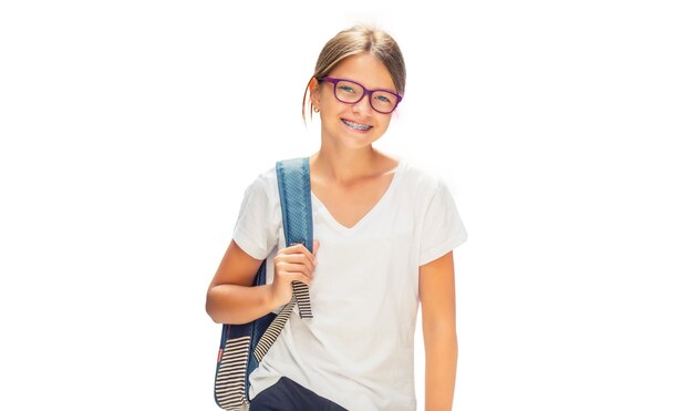 Porträt eines glücklichen Teenager-Schulmädchens mit Taschenrucksack Mädchen mit Zahnspangen und Brille auf weiß