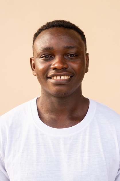 Porträt eines gutaussehenden afrikanischen mannes mit weißem t-shirt