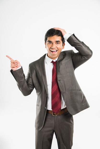 Porträt eines gutaussehenden asiatischen oder indischen Geschäftsmannes, der isoliert auf weißem Hintergrund steht
