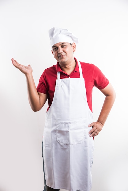 Porträt eines gutaussehenden indischen männlichen Kochs, der bei Aktivitäten posiert