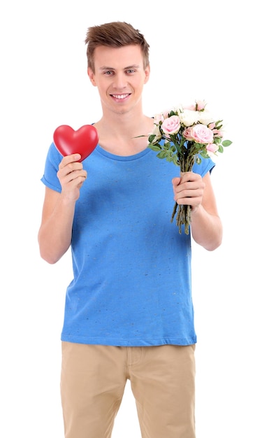 Porträt eines gutaussehenden jungen Mannes mit Blumen und dekorativem Herzen, isoliert auf weiß
