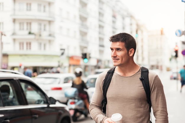 Porträt eines gutaussehenden Mannes, der auf die Straße geht. Lifestyle-Konzept.