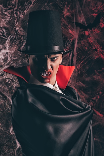 Porträt eines gutaussehenden Mannes in einem Dracula-Kostüm für Halloween