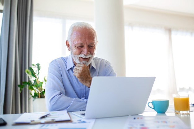 Porträt eines gutaussehenden Senior-Business-Coaches, der per Videoanruf mit der Kamera spricht und etwas erklärt Webinar-Videokonferenz-Online-Meeting-Konzept