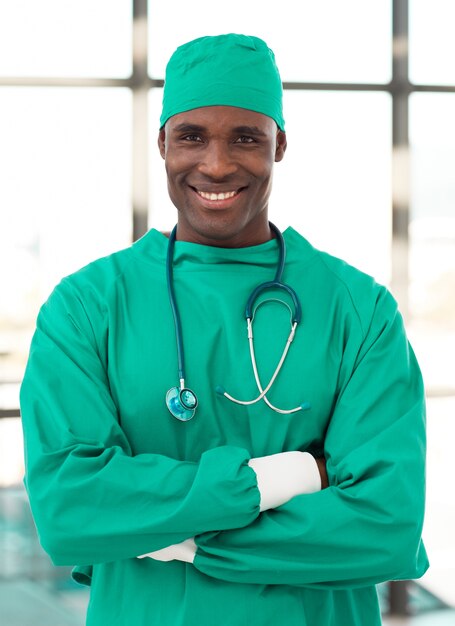 Porträt eines hansdome Doktors, der am Krankenhaus steht