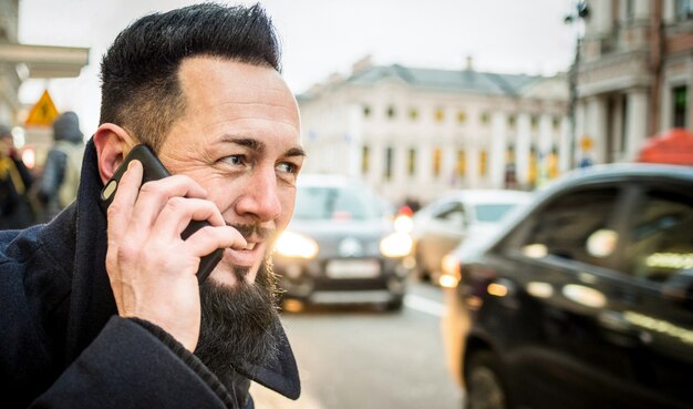 Porträt eines Hipster-Typen, der Taxi im Stadtzentrum ruft?