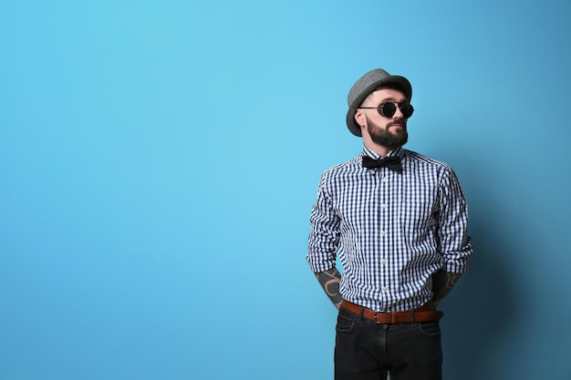 Porträt eines hübschen Hipsters in stylischem Outfit auf farbigem Hintergrund