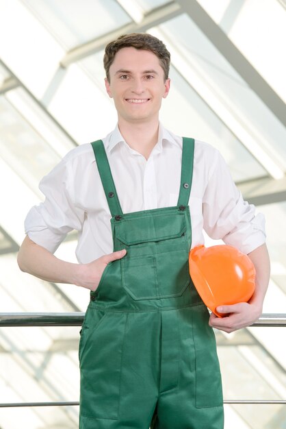 Foto porträt eines hübschen ingenieurs bei der arbeit