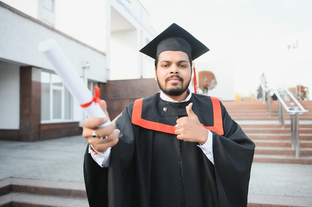 Porträt eines indischen Studenten im Aufbaustudium