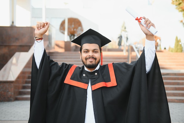 Porträt eines indischen Studenten im Aufbaustudium