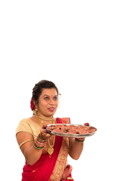 Porträt eines indischen traditionellen Mädchens, das diya hält
