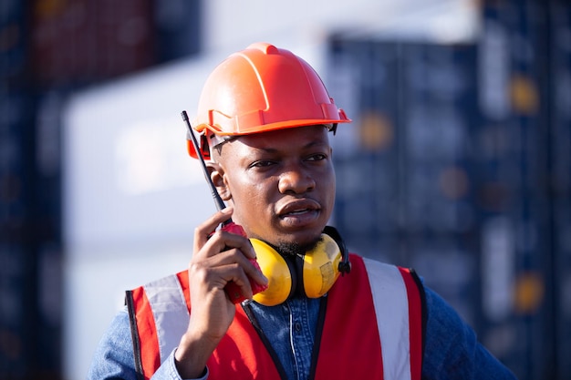 Porträt eines Industriellen Ingenieurs mit Tablet in einer Fabrik, reden.