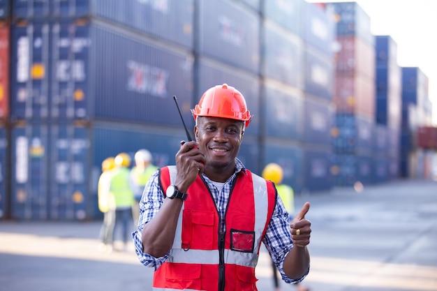 Porträt eines Industriellen Ingenieurs mit Tablet in einer Fabrik, reden.