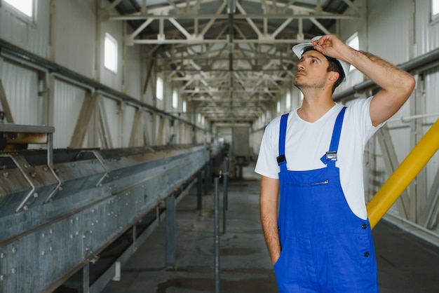 Porträt eines Industriemechanikers in der Fabrik