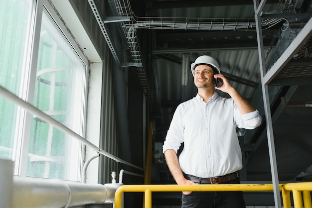 Porträt eines Ingenieurs, der am Telefon spricht