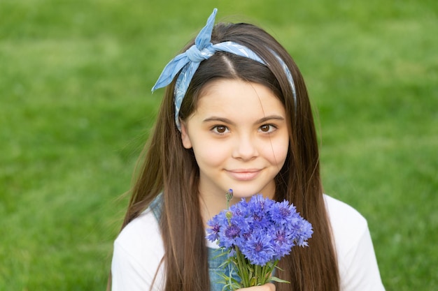 Porträt eines jugendlich Mädchens mit Frühlingsblumen