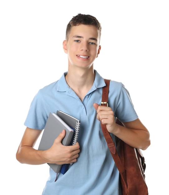 Porträt eines Jugendlichen mit Rucksack und Büchern auf weißem Hintergrund