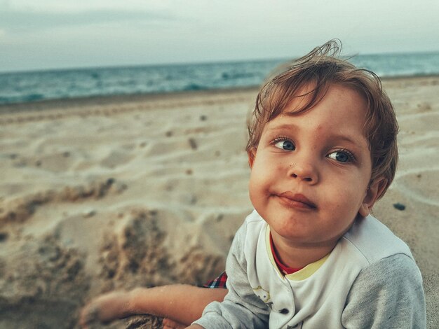 Foto porträt eines jungen am strand