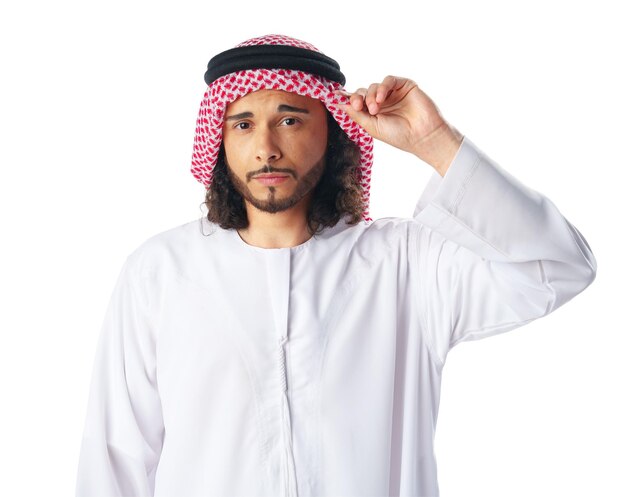 Porträt eines jungen arabischen Mannes in einem traditionellen Kleid aus dem Mittleren Osten, der auf Weiß isoliert ist