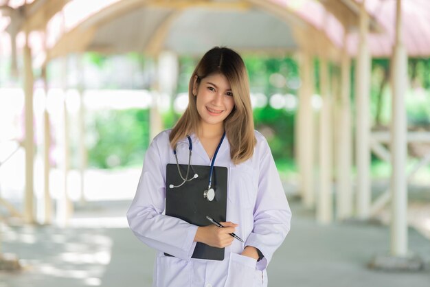 Porträt eines jungen asiatischen Arztes, der eine Brille in einem Krankenhaus in Thailand trägt