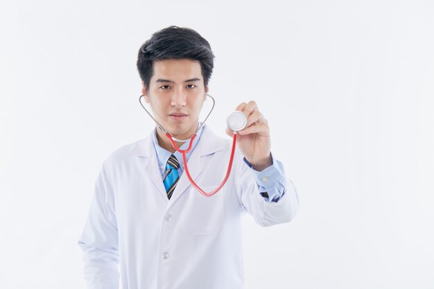 Porträt eines jungen asiatischen Arztes
