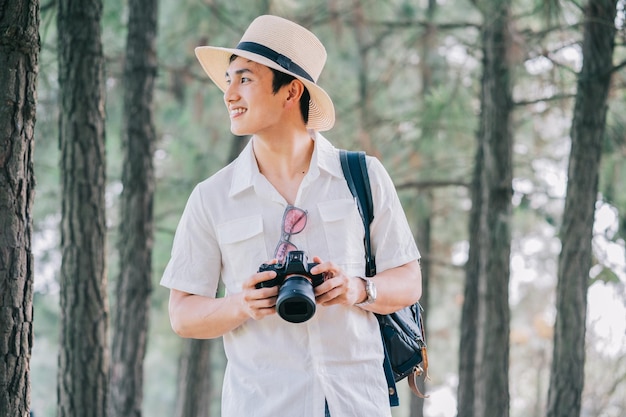 Porträt eines jungen asiatischen Mannes auf Reisen