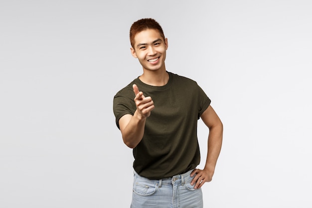 Porträt eines jungen asiatischen Mannes mit einem T-Shirt