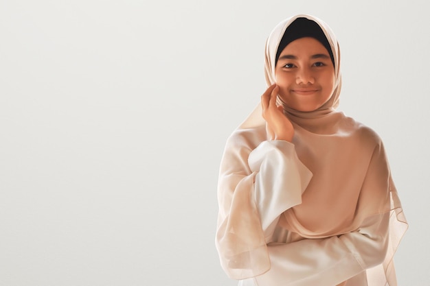 Porträt eines jungen asiatischen muslimischen Teenager-Mädchens, das steht und lächelt
