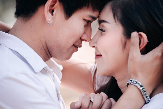 Porträt eines jungen asiatischen verliebten Paares im WaldThailänder freuen sich, zusammen zu seinValentinstag-Konzept