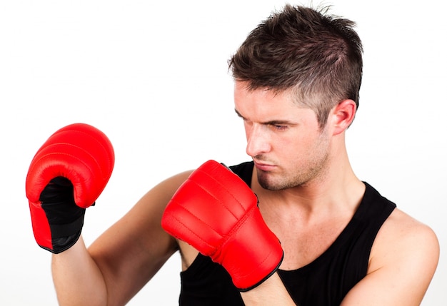 Porträt eines jungen athletischen Mannes mit Boxen