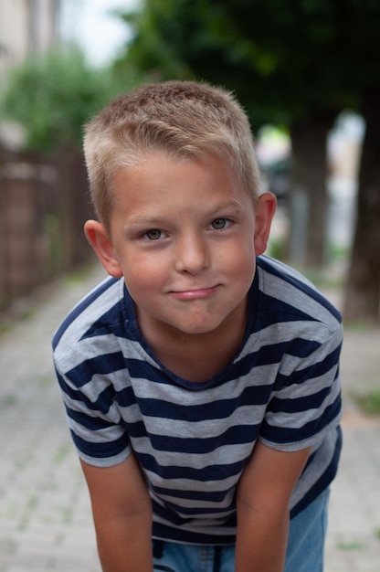 Foto porträt eines jungen auf der straße