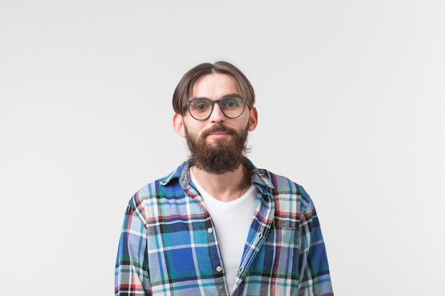 Porträt eines jungen bärtigen Hipster stilvollen Kerls über weißem Hintergrund.