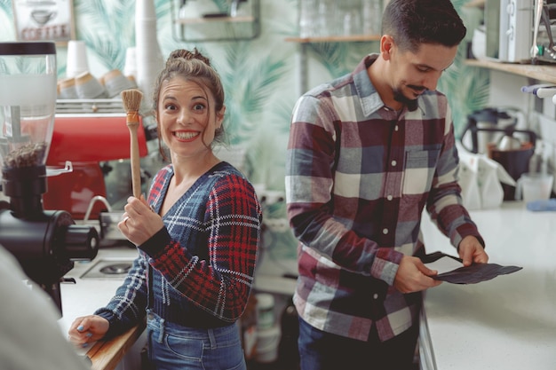 Porträt eines jungen Barista, der im Café arbeitet