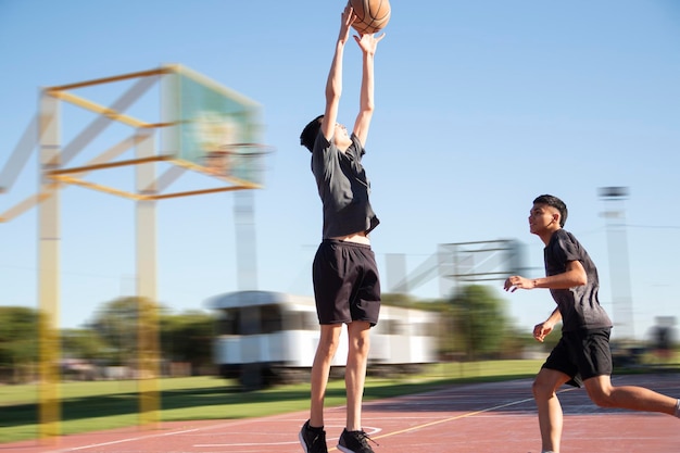 Porträt eines jungen Basketballspielers, der springt