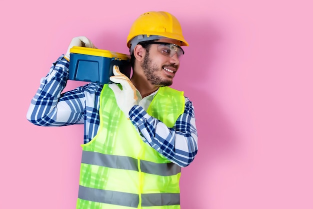 Porträt eines jungen Bauunternehmers isoliert auf rosa Hintergrund