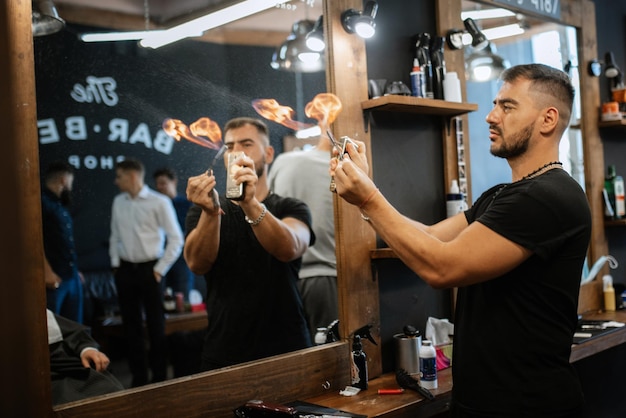 Porträt eines jungen Bräutigams im Trainingslager im Friseursalon