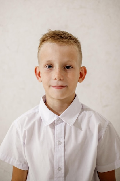 Porträt eines Jungen, der an der Wand steht