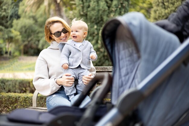 Foto porträt eines jungen, der auf einer bank im park sitzt