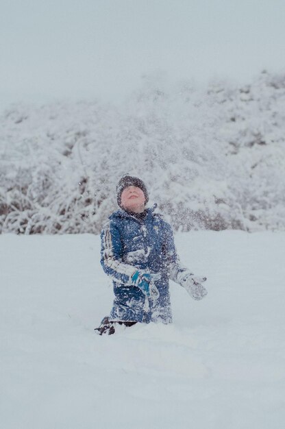 Foto porträt eines jungen, der auf schnee steht