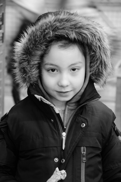 Foto porträt eines jungen, der einen pelzmantel trägt