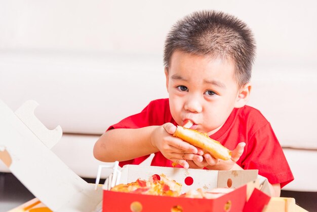 Porträt eines Jungen, der Essen isst