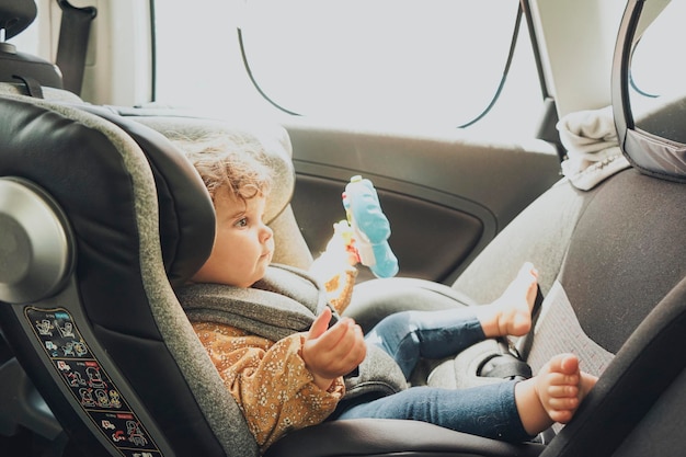 Foto porträt eines jungen, der im auto sitzt