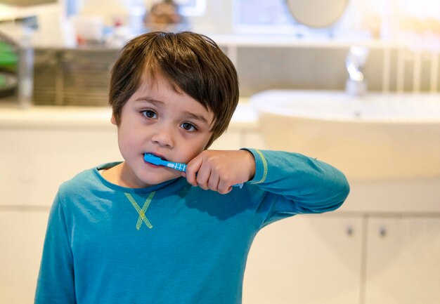 Foto porträt eines jungen, der in einem raum steht