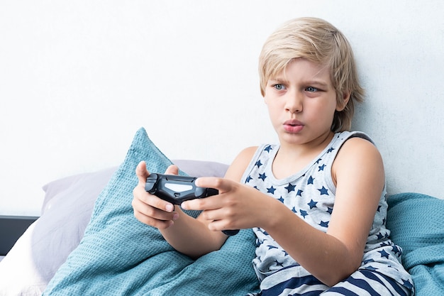 Foto porträt eines jungen, der joystick-gaming-controller in den händen hält