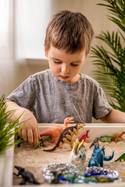 Porträt eines Jungen, der zu Hause Essen isst