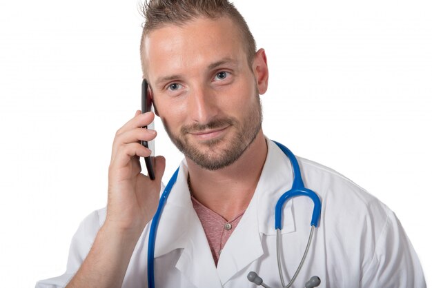 Porträt eines jungen Doktors, der am Telefon spricht