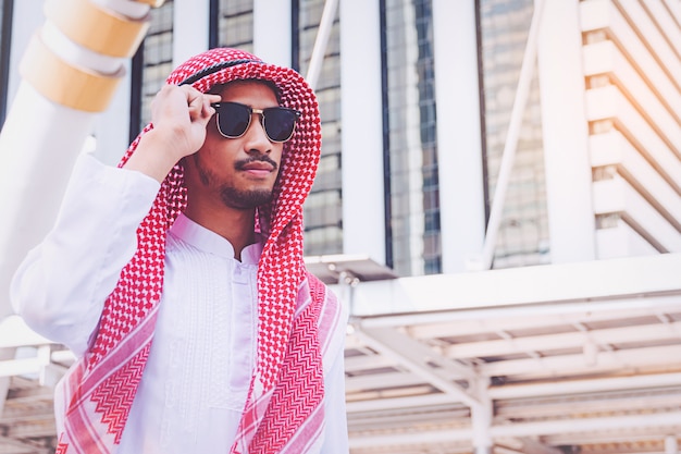 Porträt eines jungen erfolgreichen arabischen Geschäftsmannes in der Stadt